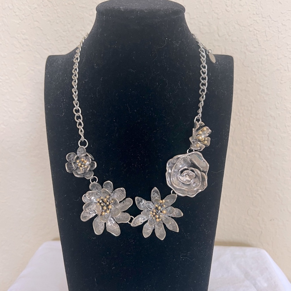 Flower Necklace 🌸 NWOT